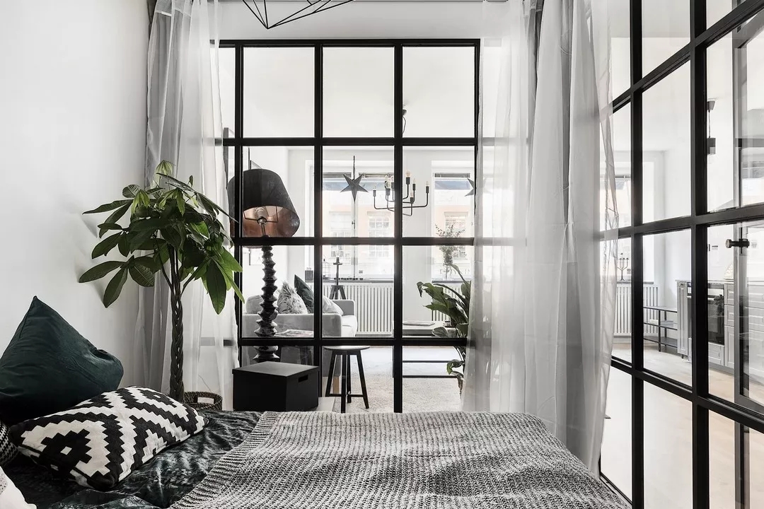 黑白灰格调，卧室竟然是一个玻璃铁框架！