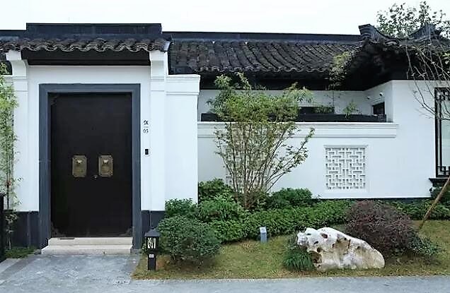 中式别墅，大门都这样气派，能不能低调一些！