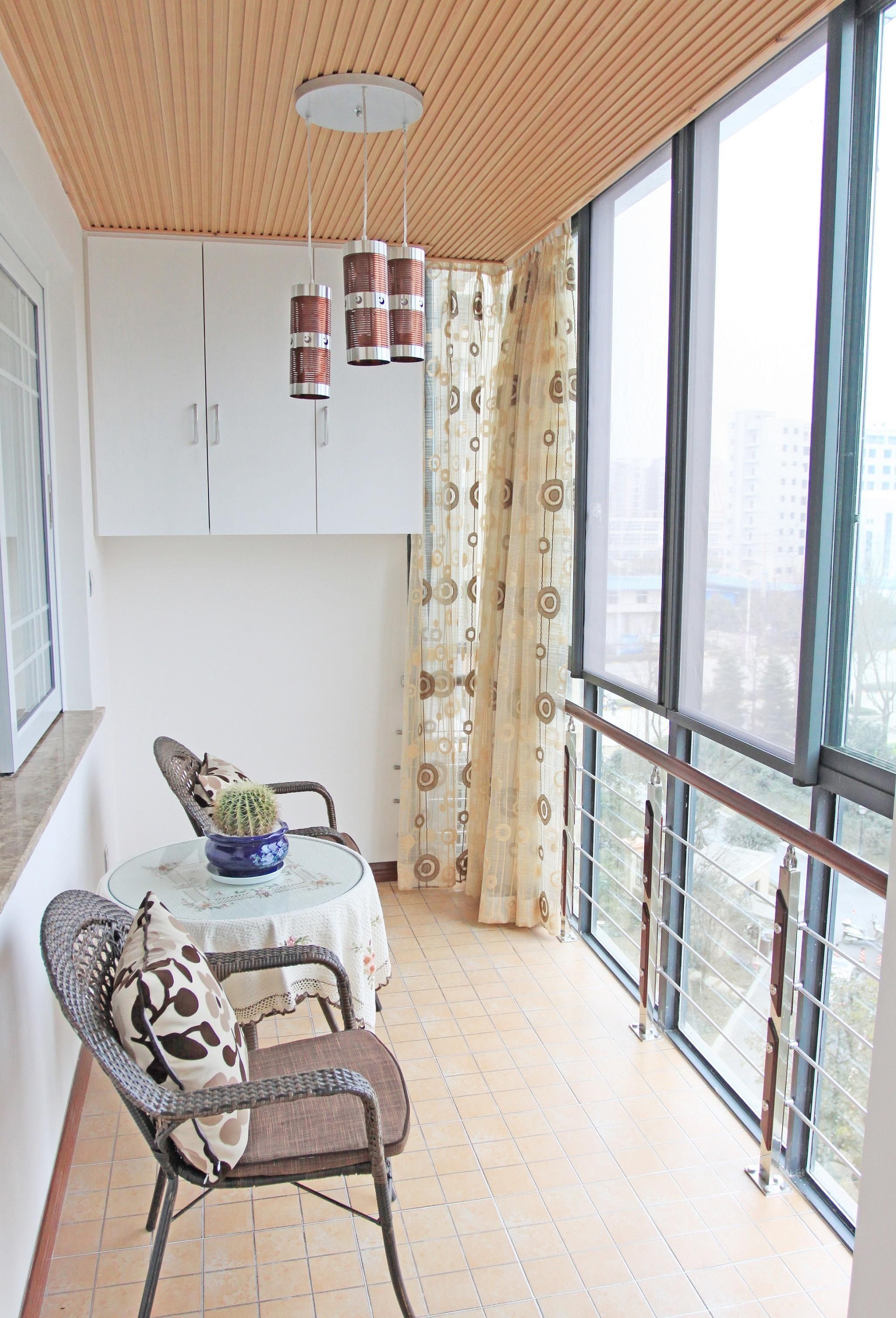 120平三居室现代简约风格阳台生态板吊顶装修效果图