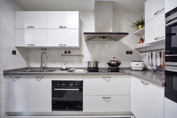 L型晶钢厨房橱柜装修效果图