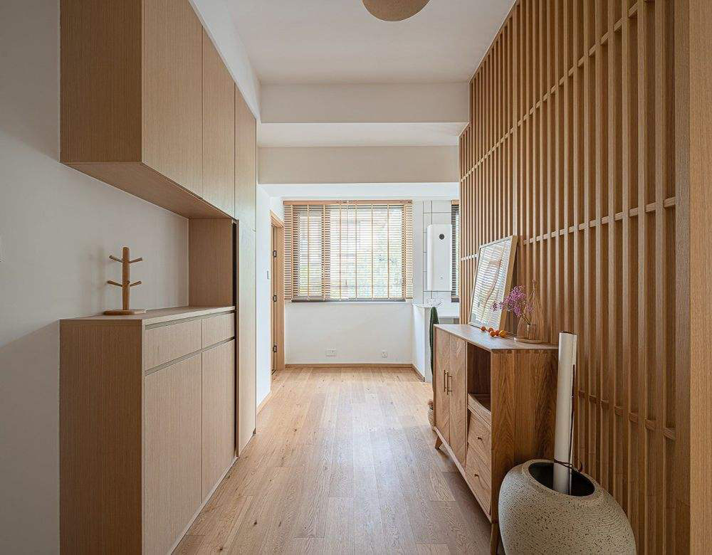 105平三居室简约自然风格原木玄关柜设计效果图