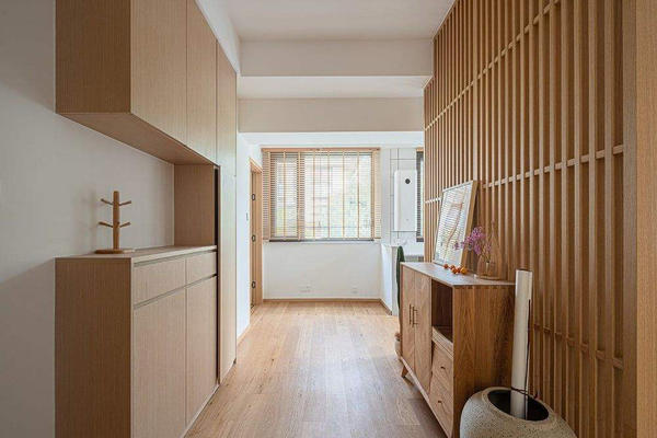 105平三居室简约自然风格原木玄关柜设计效果图