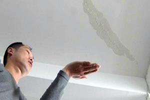 天花板漏水是谁的责任 天花板漏水怎么修复 天花板漏水如何从下面补