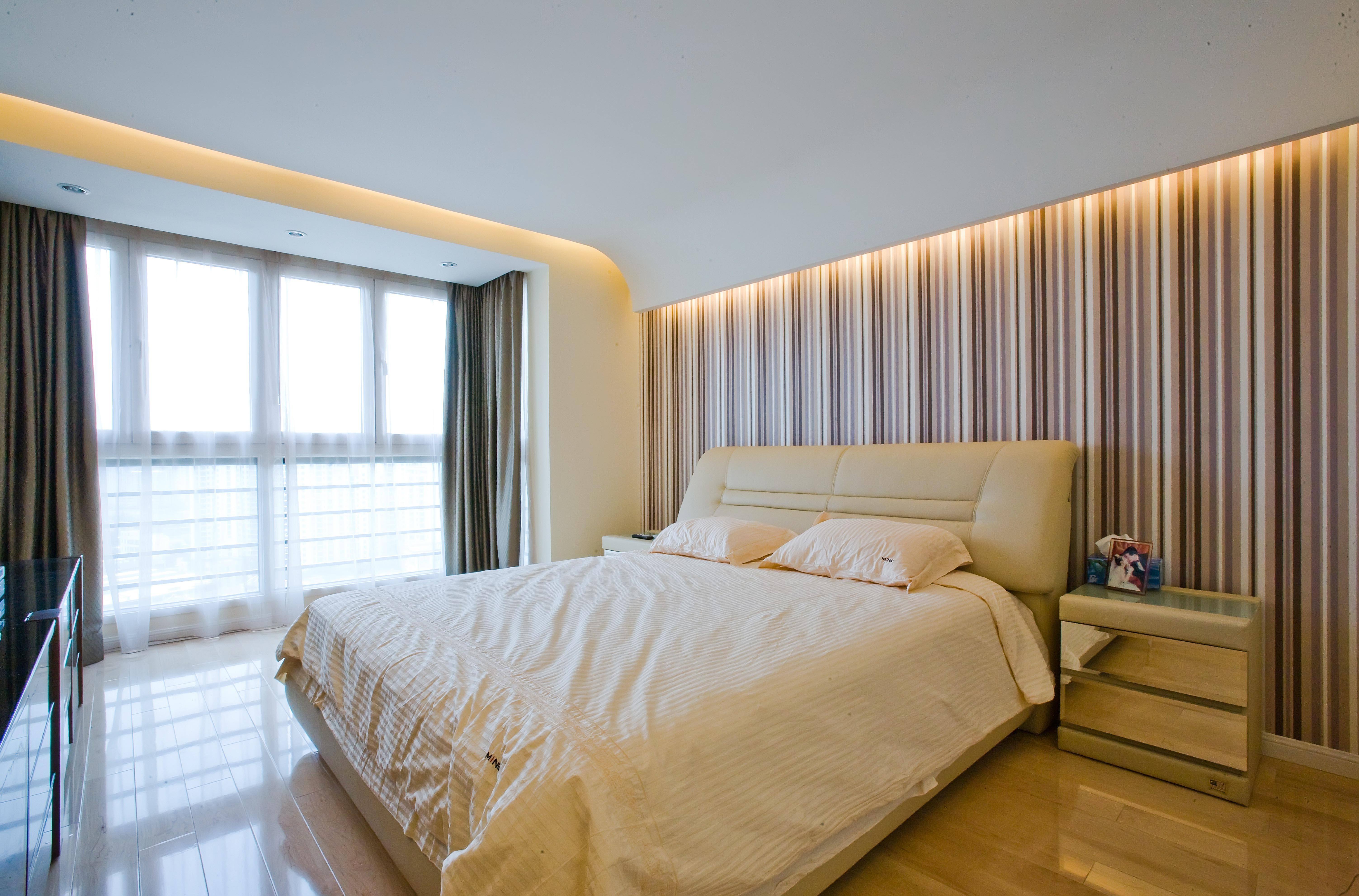 120平米两居室现代风格床头壁纸装修效果图