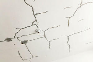 墙缝漏水是什么原因 墙缝漏水怎么处理方法 墙缝漏水可以用玻璃胶吗
