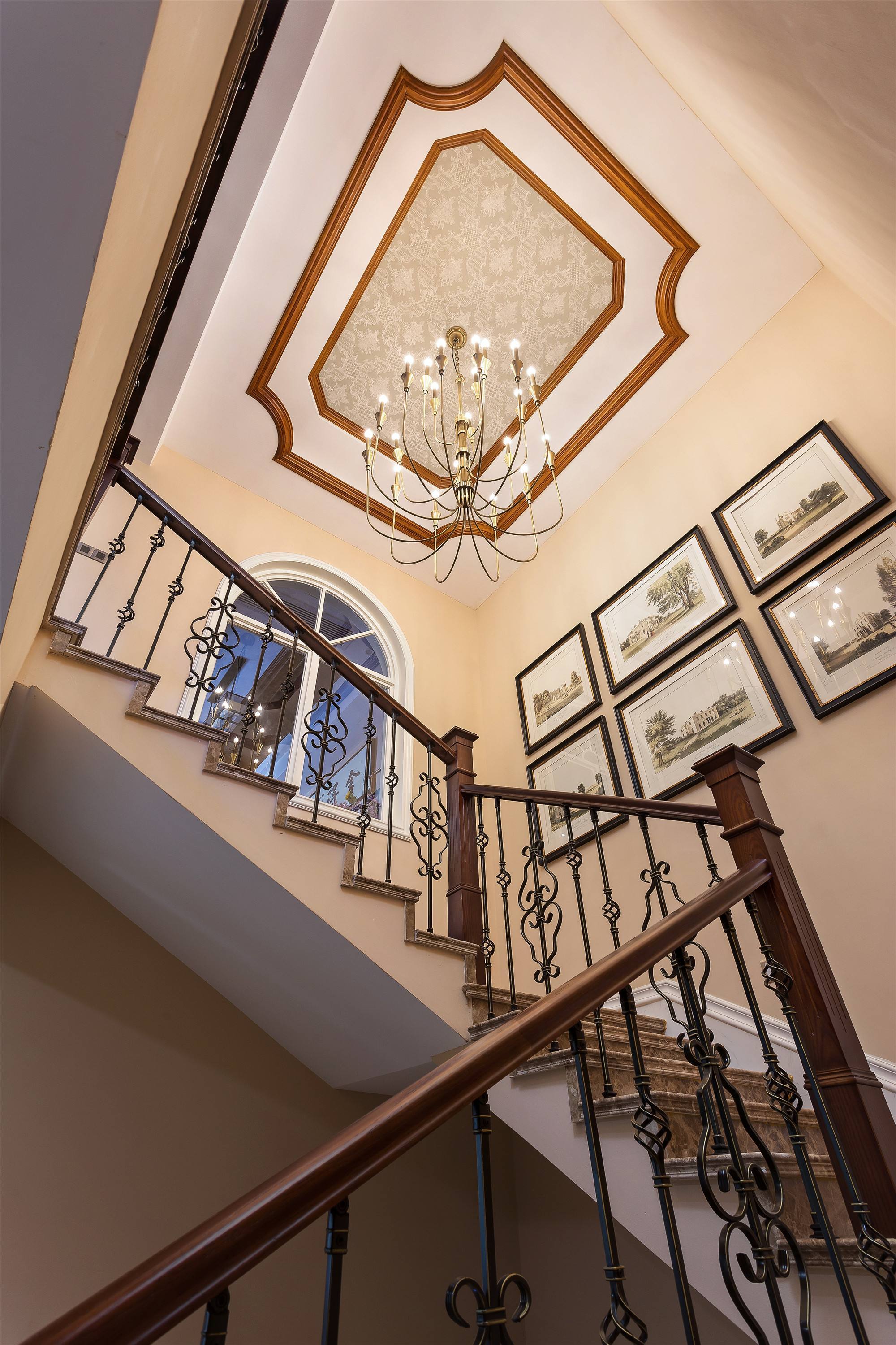800平美式复古风格别墅楼梯间吊顶装修效果图