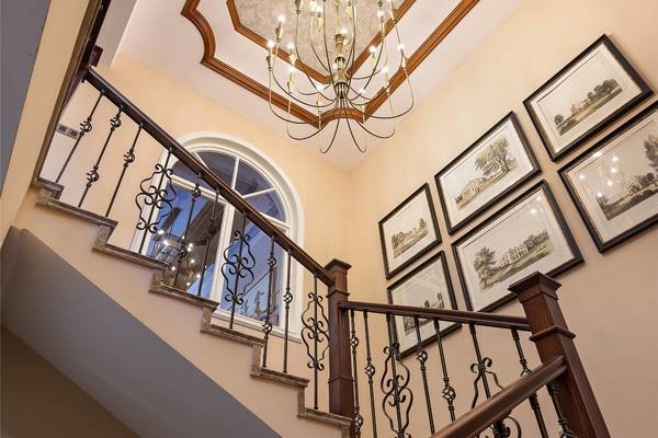 800平美式复古风格别墅楼梯间吊顶装修效果图