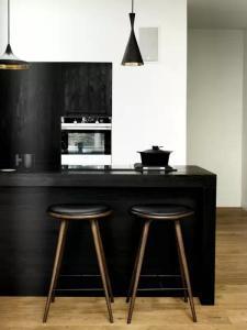10平米黑色厨房台面装修效果图
