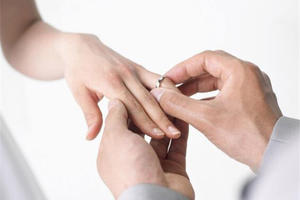 戒指戴在不同手指的意义 中指戴戒指说明什么 十个手指戴戒指的意义