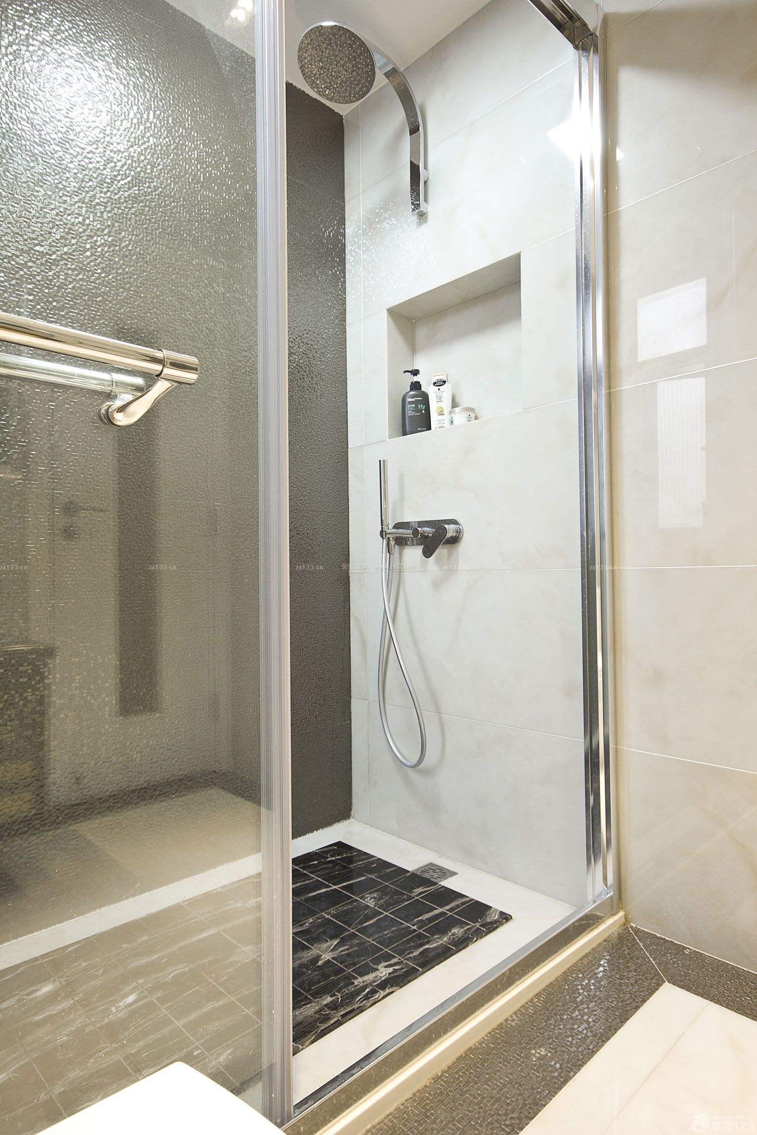17平米卫生间现代风格卫生间淋浴隔断装修效果图