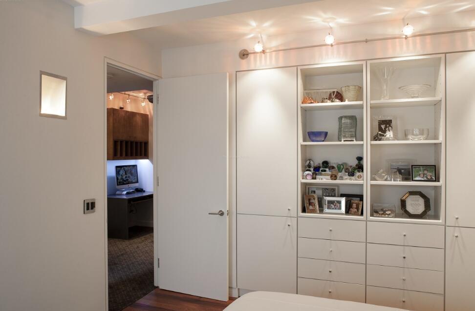 104平米两居室简约风格卧室衣柜布局装修效果图