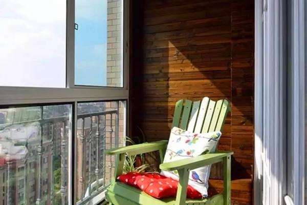 110平三居室现代风格阳台防腐木吊顶装修效果图