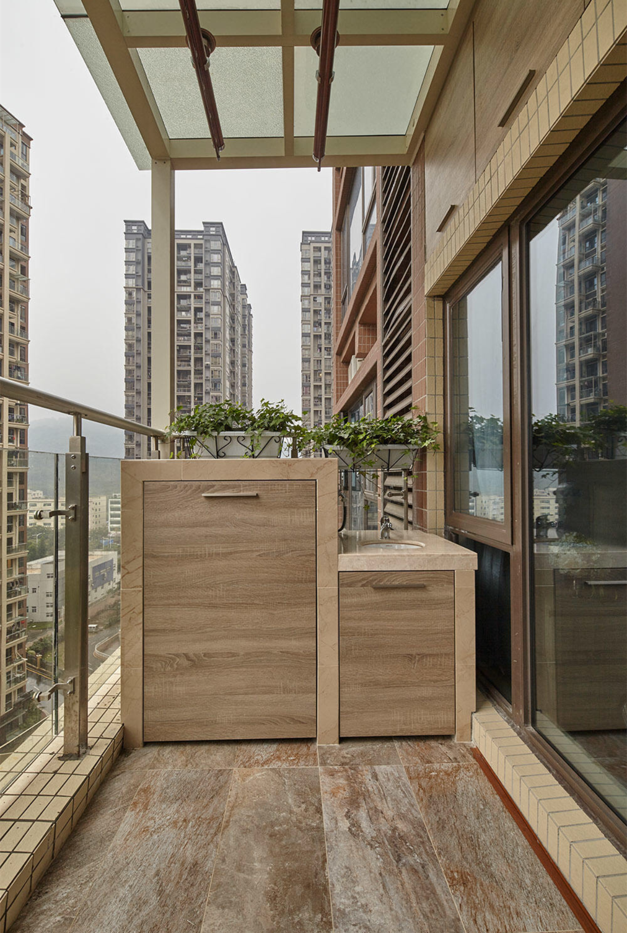 70平米房子二居室田园风格客厅阳台晾衣杆装修效果图