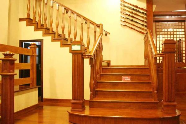 古典欧式风格别墅型室内楼梯装修效果图赏析