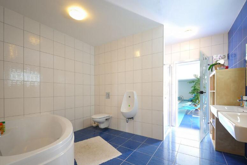 80平简欧风格厕所瓷砖效果图