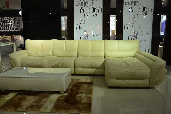 130平米现代风格客厅沙发隔断装修效果图