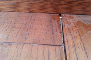 地板裂缝是什么原因 地板裂缝修补小窍门分享