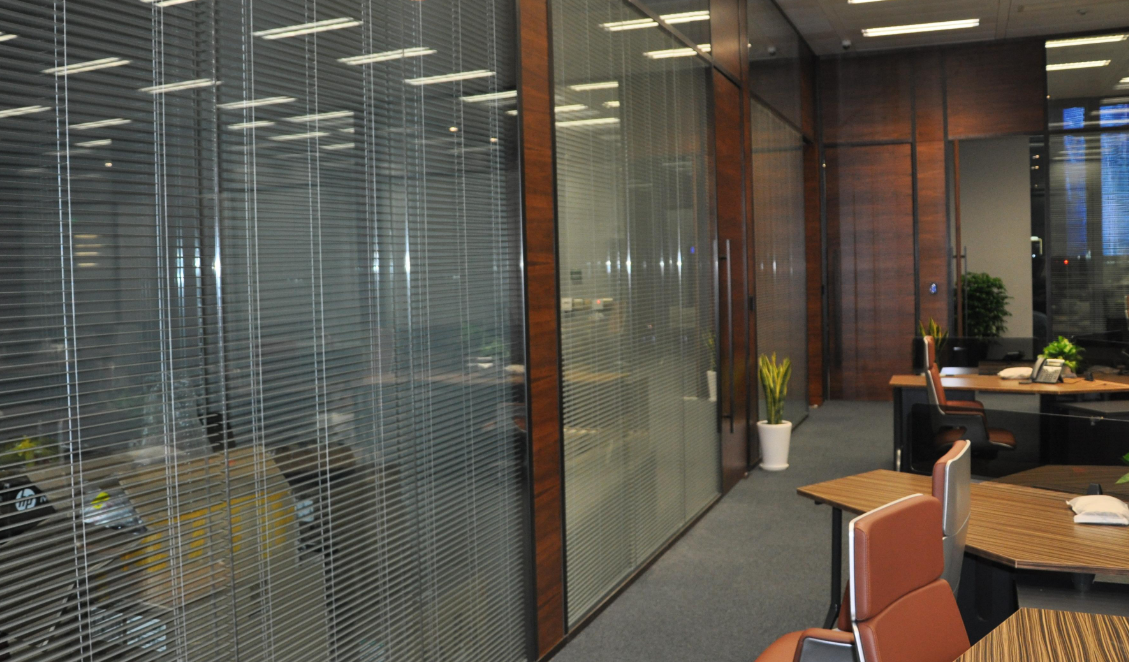 70平办公室玻璃砖隔断装修效果图