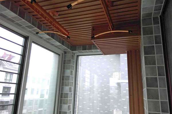130平方别墅阳台杉木板吊顶装修效果图