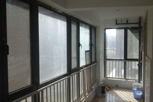 110平米现代风格两室一厅客厅阳台玻璃窗装修效果图