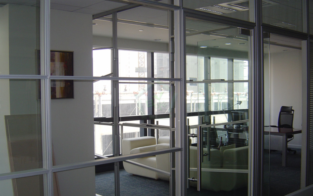 100平办公室玻璃砖隔断装修效果图
