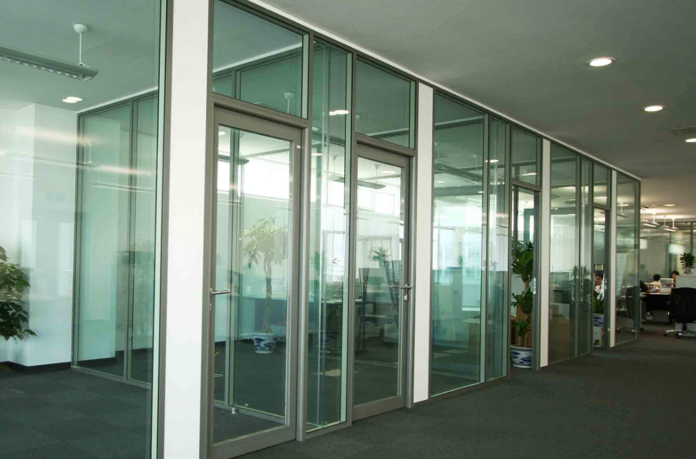 140平办公室玻璃砖隔断装修效果图