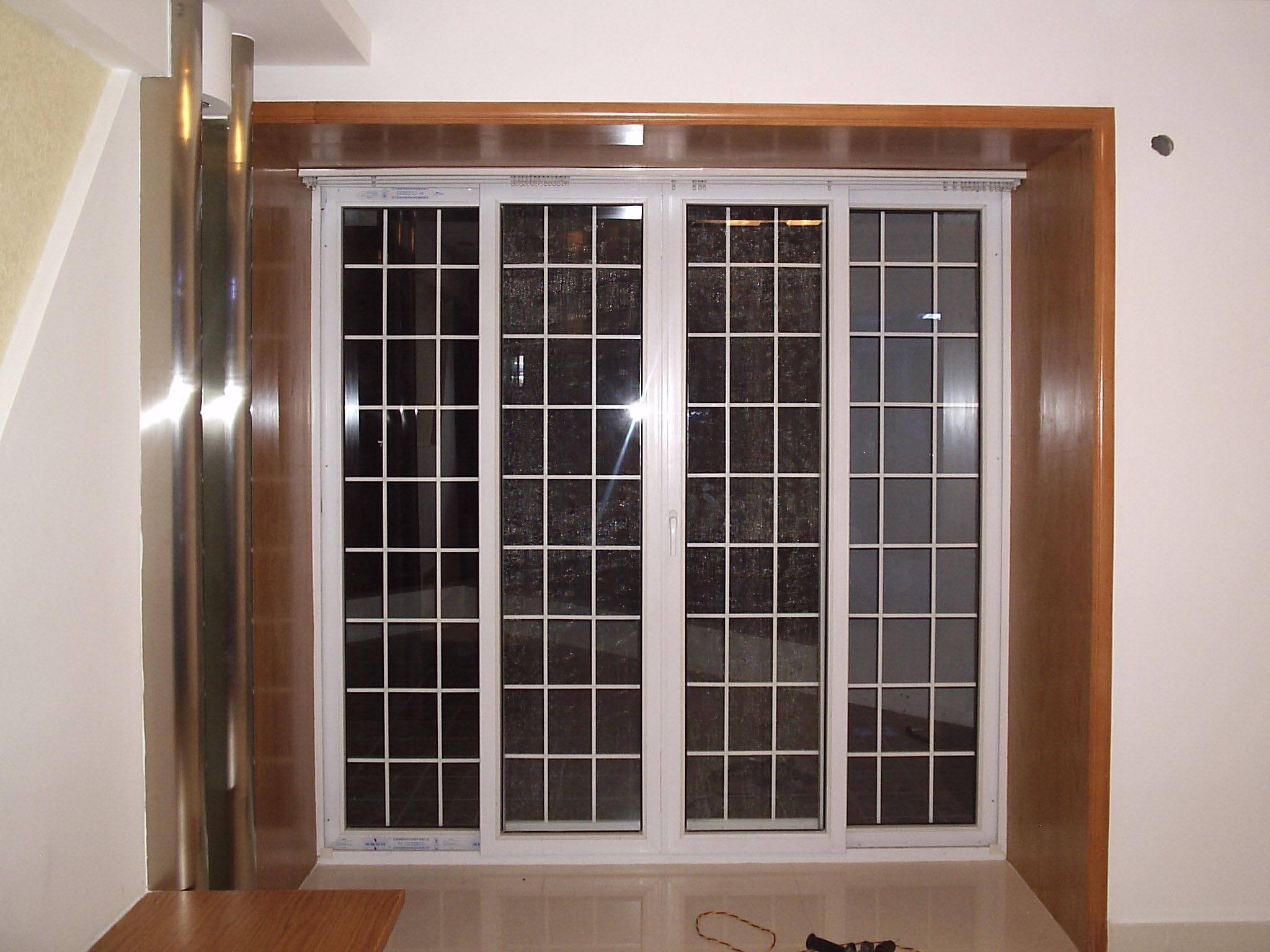 三居室现代客厅阳台推拉玻璃门效果图