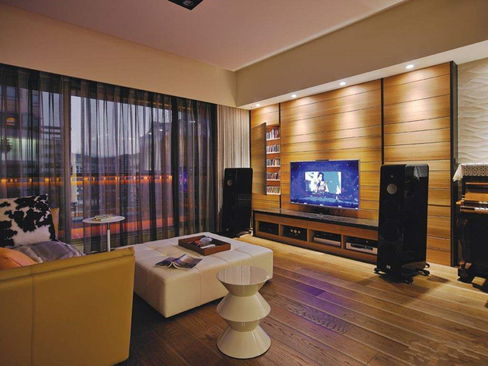 105平米客厅实木电视背景墙装修效果图