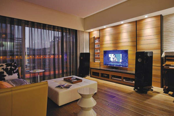105平米客厅实木电视背景墙装修效果图