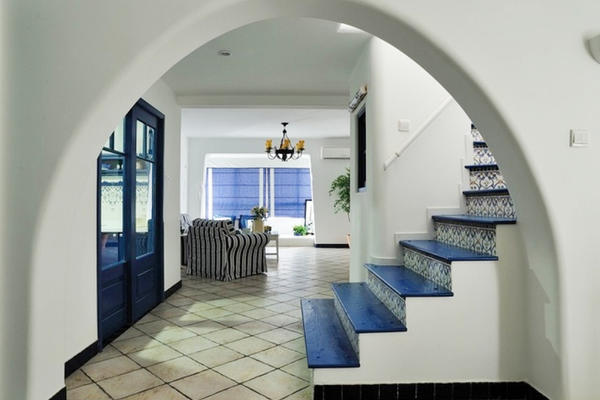地中海风格经典蓝色复式楼梯装修效果图