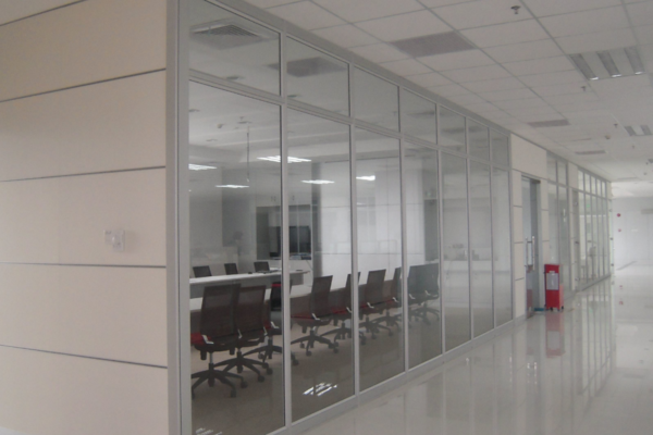 90平办公室玻璃砖隔断装修效果图