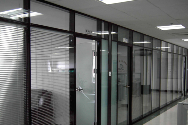 120平办公室玻璃砖隔断装修效果图