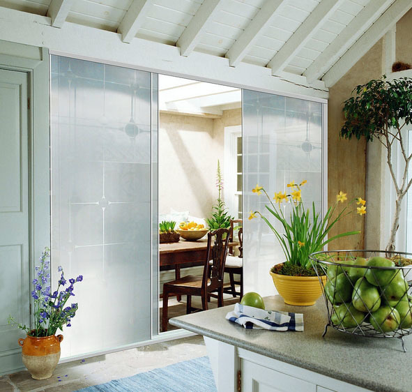 田园风格温馨小厨房玻璃隔断门效果图
