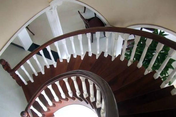 視覺的完美體驗：家用式旋轉樓梯裝修效果圖