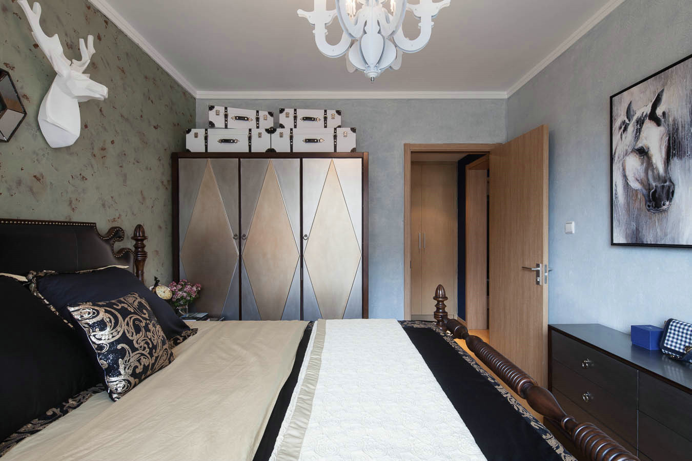160平米三居室美式工业风卧室斗柜装修效果图