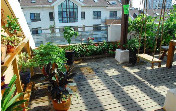 10平米防腐木阳台花园装修效果图