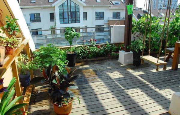 10平米防腐木阳台花园装修效果图
