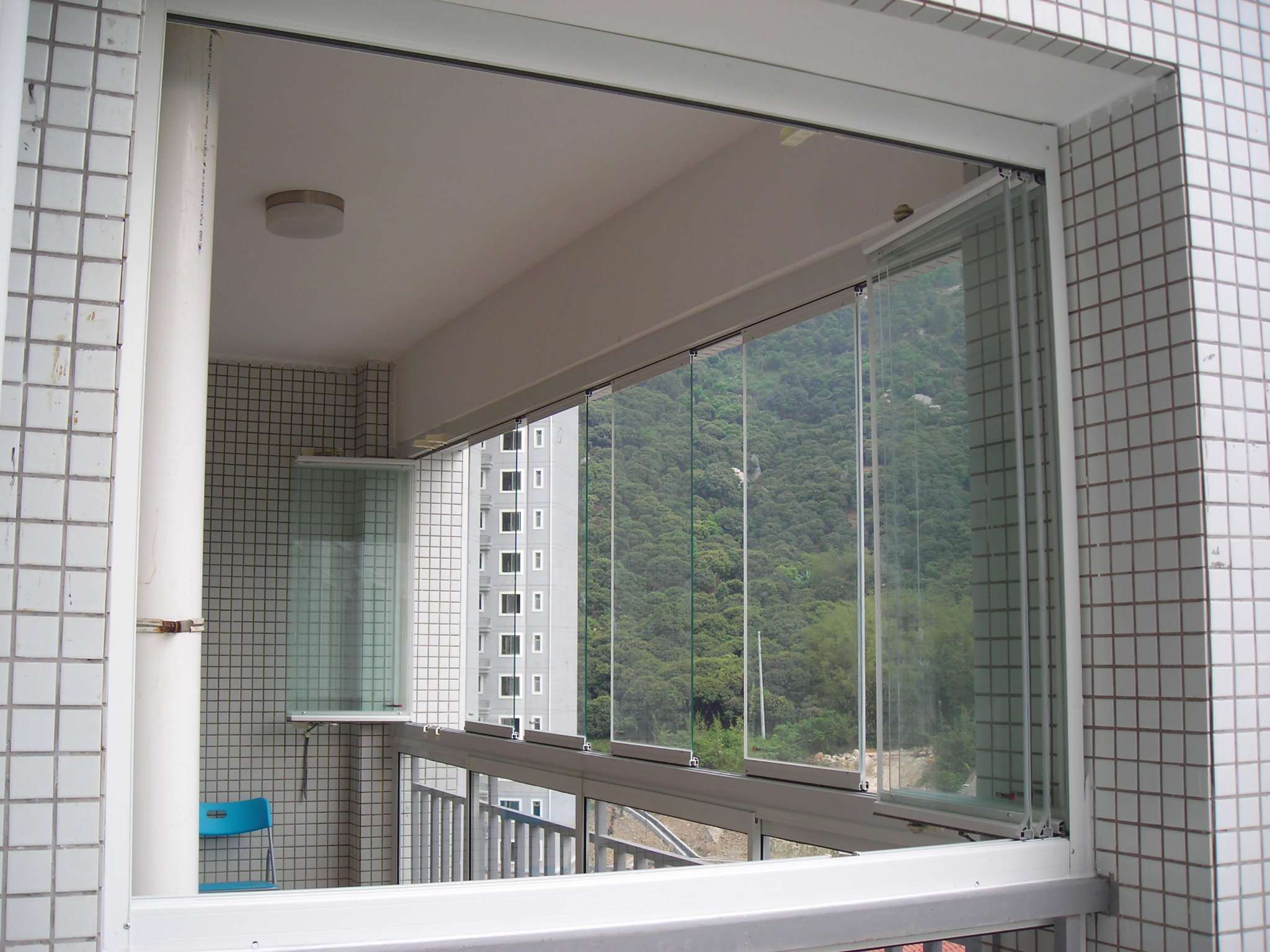 100平米现代风格两室两厅客厅阳台玻璃窗装修效果图
