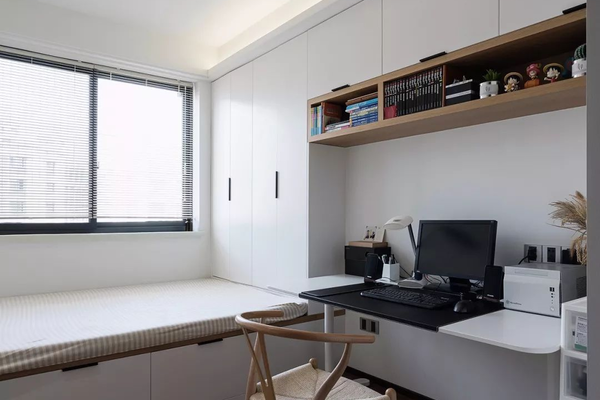 70平米房子黑白簡約小臥室帶陽臺榻榻米書桌衣柜一體圖