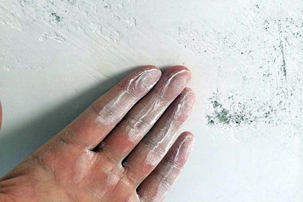 墙壁潮湿掉皮能贴什么