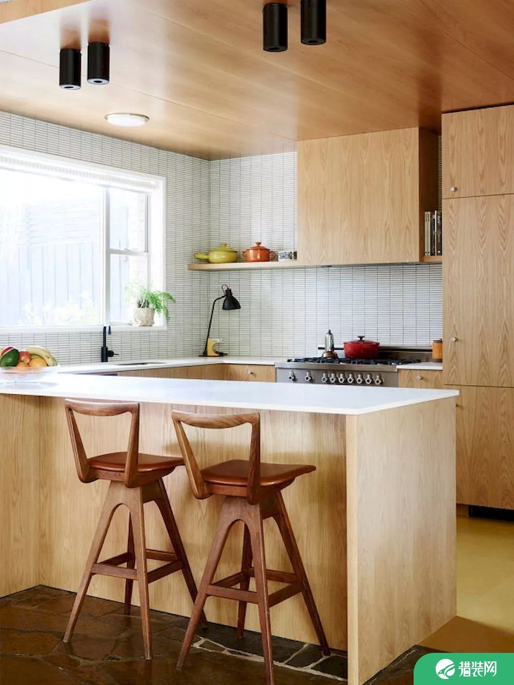 东营装修公司为大家带来30个厨房吧台设计方案