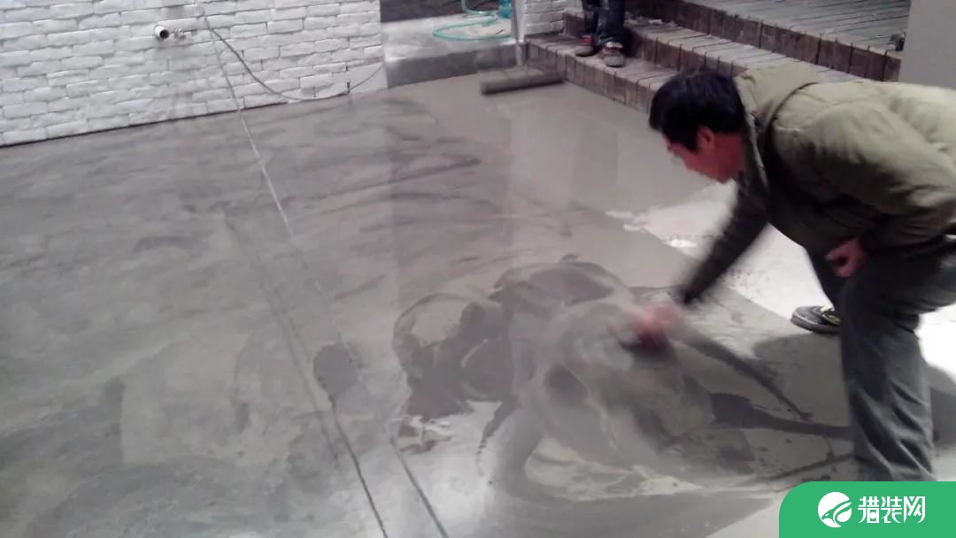 邻居家直接用水泥不贴砖？自流平地板省事又漂亮！