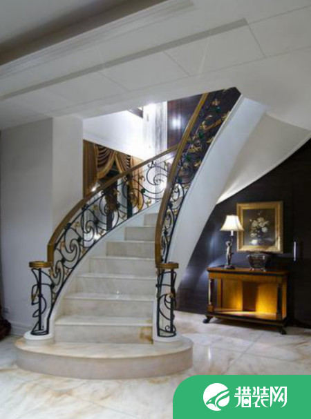 欧式风格楼梯装修效果图，浪漫与奢华交织的装修设计!