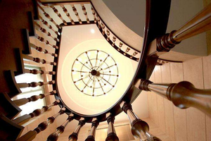 别墅楼梯的灯一般装在哪?如何选择安装位置？