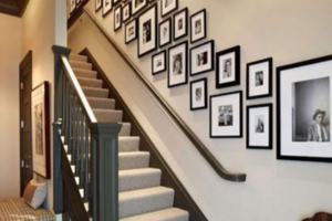楼梯照片墙装修效果图，楼梯也能布置出照片墙?