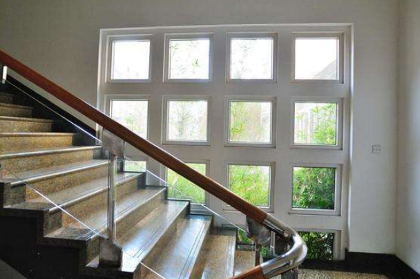 别墅楼梯的窗户要不要装窗帘？来看装不装怎么选择吧！