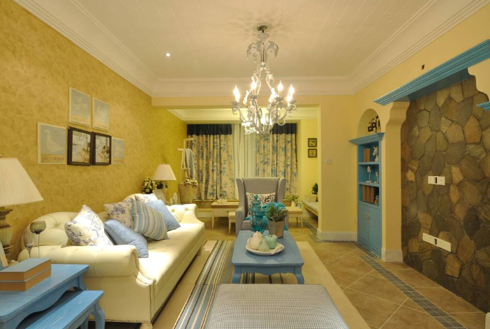 淡黄色温馨地中海风格客厅背景墙装修搭配图