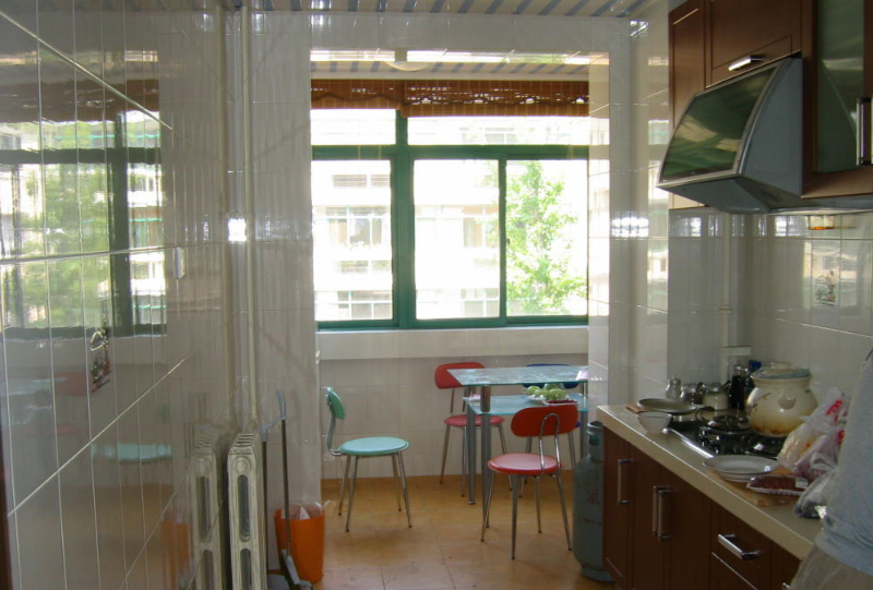 现代风格阳台厨房装修设计图